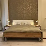 Goldcentral - Stylish - Wine Tasting Access