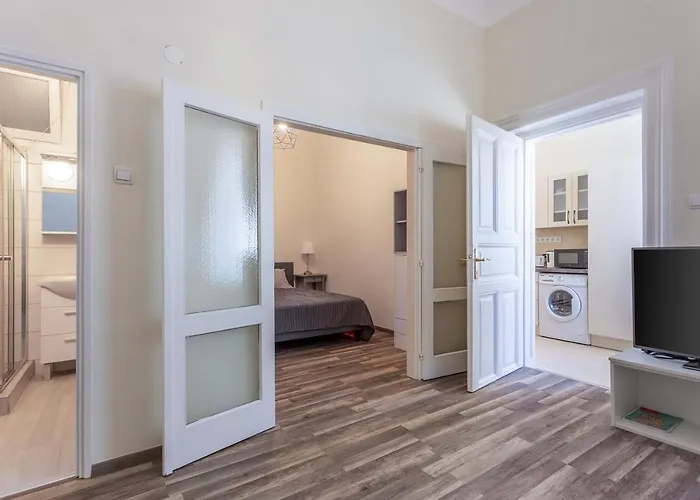 Goldcentral - Stylish - Wine Tasting Access Apartment