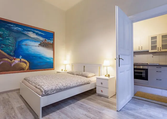 Goldcentral - Stylish - Wine Tasting Access Apartment