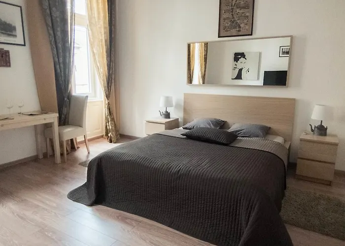 Goldcentral - Stylish - Wine Tasting Access Apartment