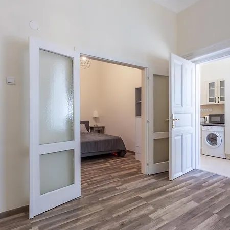 Goldcentral Apartment